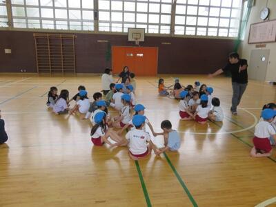 ２