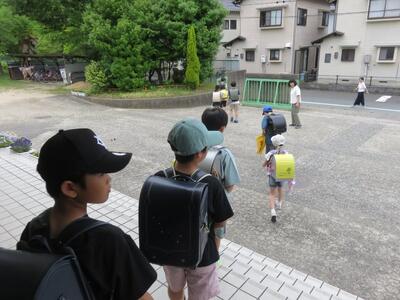 ４