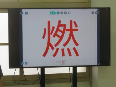 ４