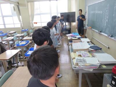 ３